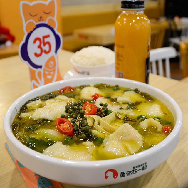 凭借超高的口碑和人气，鱼你在一起酸菜鱼加盟成为街头霸王