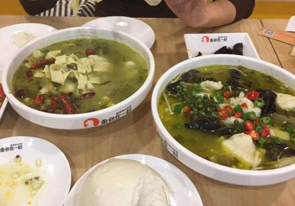 北京美女吃货探店“鱼你在一起”，和闺蜜亲眼见证火爆场面