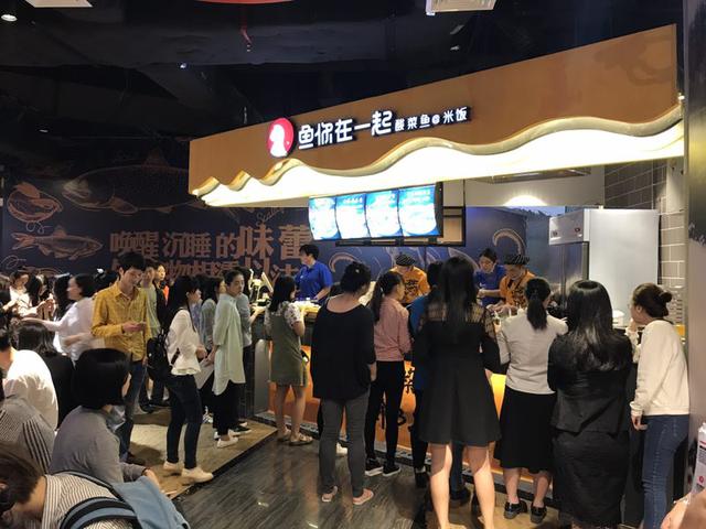 记者走进深圳10平米档口店，探究“鱼你在一起”日流水万元的秘密
