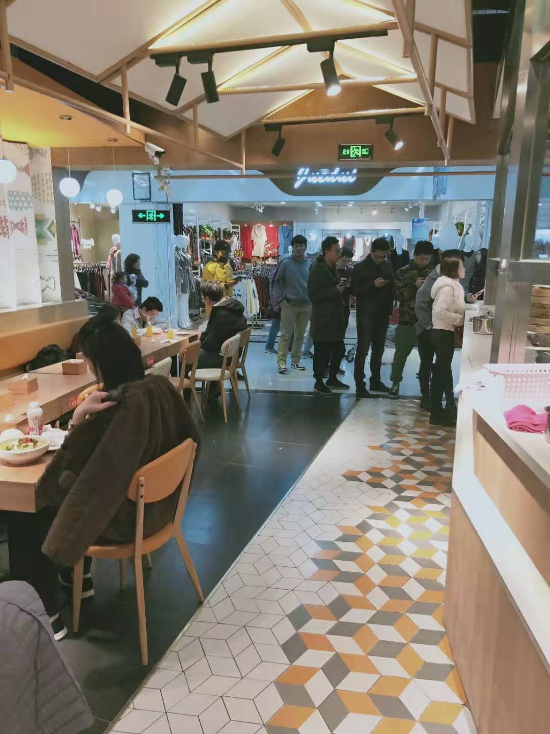 小哥哥小姐姐都来聚的鱼你在一起酸菜鱼店铺，你还在等什么？