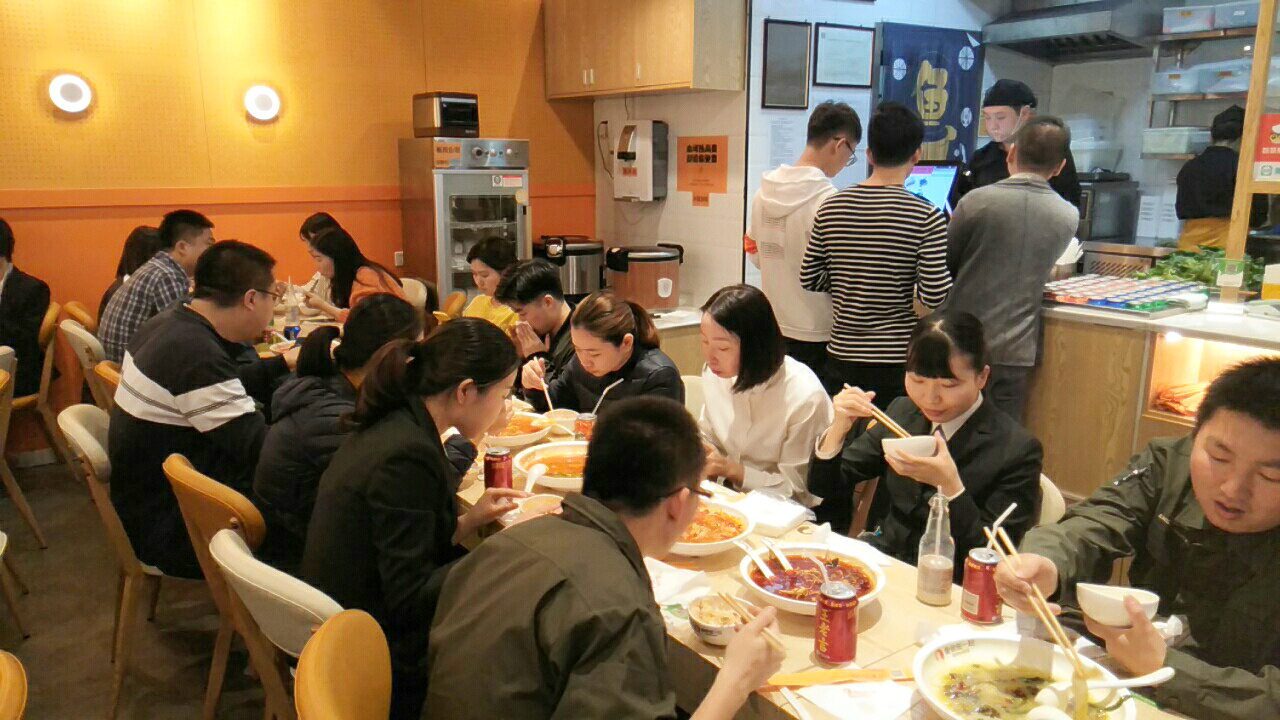 来到鱼你在一起深圳创维大厦店，了解下酸菜鱼快时尚
