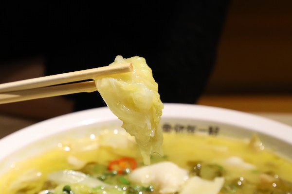 “鱼你在一起”，年轻人超喜爱的硬核酸菜鱼餐厅