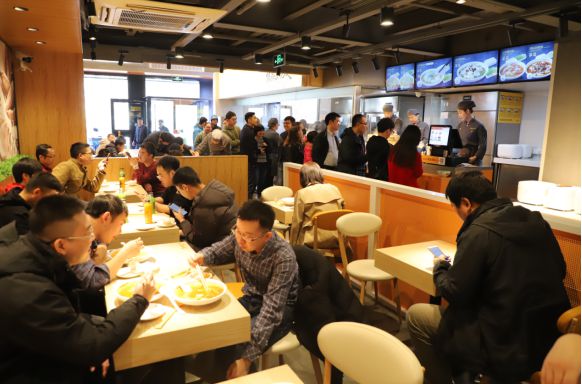 “鱼你在一起”，年轻人超喜爱的硬核酸菜鱼餐厅