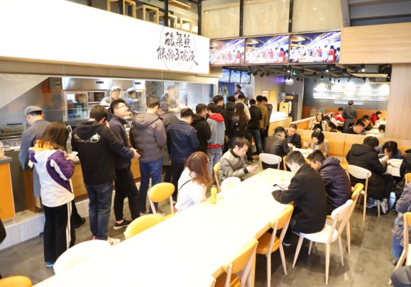 “鱼你在一起”，年轻人超喜爱的硬核酸菜鱼餐厅