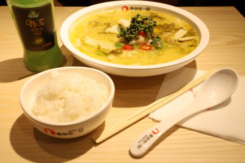 “鱼你在一起”，年轻人超喜爱的硬核酸菜鱼餐厅